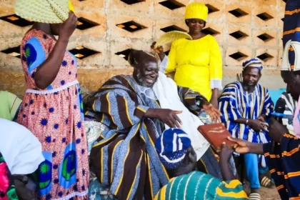 Povo de Gana celebra a entrega da Bíblia na língua Komba após 20 anos de tradução e cooperação internacional. Foto: Facebook/Lutheran Bible Translators