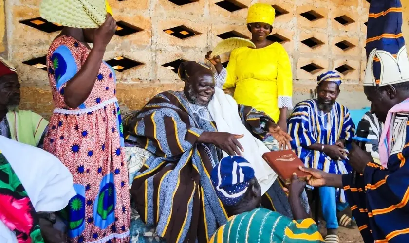 Povo de Gana celebra a entrega da Bíblia na língua Komba após 20 anos de tradução e cooperação internacional. Foto: Facebook/Lutheran Bible Translators