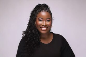 Envolvida com a música desde os oito anos através do coral da igreja, a cantora angolana Eunice Zumbuca é a nova aposta da Onimusic. Foto: Divulgação.