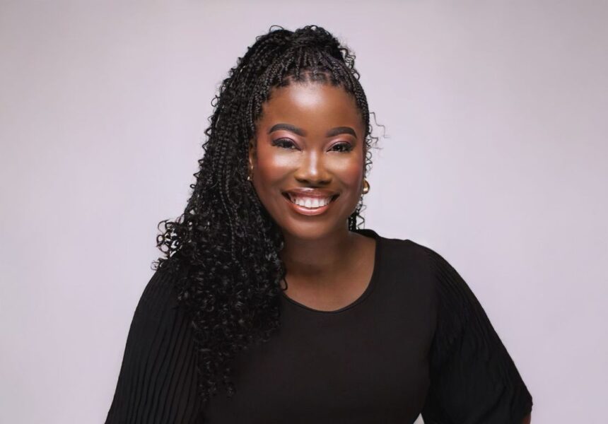 Envolvida com a música desde os oito anos através do coral da igreja, a cantora angolana Eunice Zumbuca é a nova aposta da Onimusic. Foto: Divulgação.