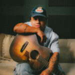 O cantor Norton lança a música “Conversa”, que nasceu da vontade de chamar a atenção dos jovens sobre a importância da oração e do jejum. Foto: Divulgação.