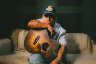 O cantor Norton lança a música “Conversa”, que nasceu da vontade de chamar a atenção dos jovens sobre a importância da oração e do jejum. Foto: Divulgação.