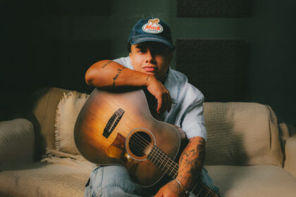 O cantor Norton lança a música “Conversa”, que nasceu da vontade de chamar a atenção dos jovens sobre a importância da oração e do jejum. Foto: Divulgação.