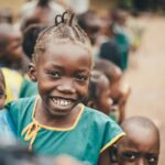 Durante missão na África, uma estudante de psicologia, da escola Mission Flow, presencia a cura de uma criança surda. Foto: Representativa/Unsplash.