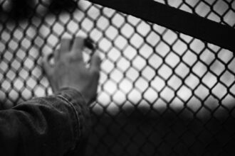 Como os cristãos na Coreia do Norte enfrentam interrogatórios brutais, denúncia forçada e campos de reeducação devido a sua fé. Foto: Representativa/Unsplash.