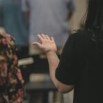 Documentário cristão compartilha um caso de uma mulher que voltou a andar após receber a cura de esclerose múltipla. Foto: Representativa/Unsplash.