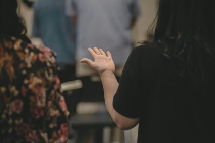 Documentário cristão compartilha um caso de uma mulher que voltou a andar após receber a cura de esclerose múltipla. Foto: Representativa/Unsplash.