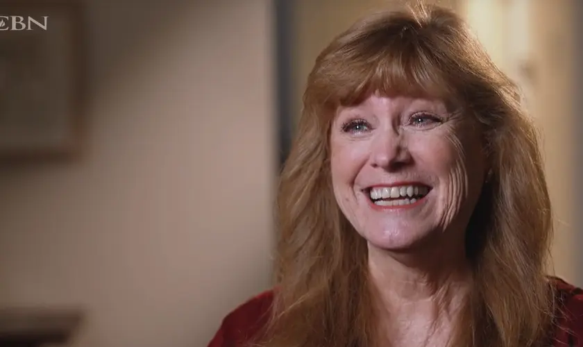 Após ter ouvido oração de programa, enfermeira é curada de arritmia cardíaca: ''Eu recebo agora, em nome de Jesus''. Foto: Reprodução/CBN News