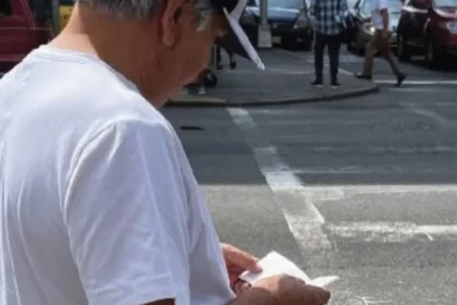 Ex-líder de gangue nas Filipinas que abandona crime após ler um folheto na prisão e hoje leva esperança a vítimas de desastres. Foto: Ilustração/Facebook/World Missionary Press