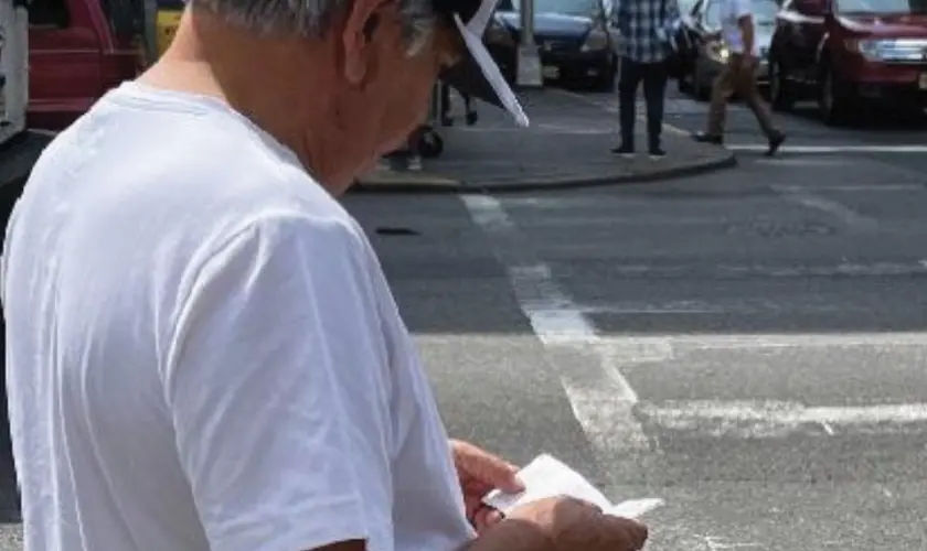 Ex-líder de gangue nas Filipinas que abandona crime após ler um folheto na prisão e hoje leva esperança a vítimas de desastres. Foto: Ilustração/Facebook/World Missionary Press