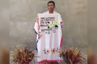 Pastor no México é humilhado publicamente e expulso com sua família após recusar a se ajoelhar na frente de imagem. Foto: Reprodução/Facebook/El Universal Oaxaca