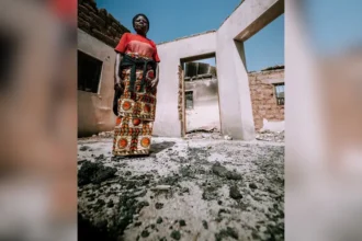 Viúva de pastor morto em ataque na Nigéria relata destruição e pede orações para os cristãos, em meio à intervenção militar dos EUA no país. Foto: Global Christian Relief