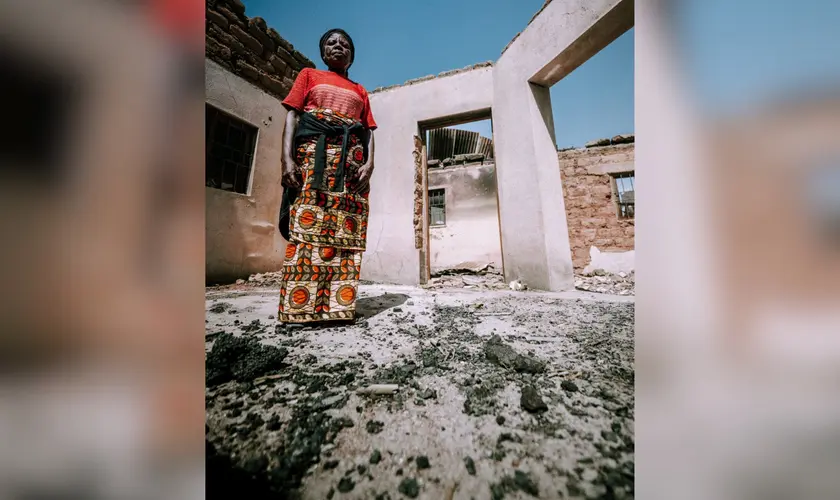 Viúva de pastor morto em ataque na Nigéria relata destruição e pede orações para os cristãos, em meio à intervenção militar dos EUA no país. Foto: Global Christian Relief