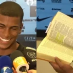 O jogador, João Vitor Jacaré, estreia na Arena do Corinthians e surpreende imprensa ao pregar com a Bíblia nas entrevistas. Foto: Reprodução/YouTube/Meu Timão