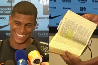 O jogador, João Vitor Jacaré, estreia na Arena do Corinthians e surpreende imprensa ao pregar com a Bíblia nas entrevistas. Foto: Reprodução/YouTube/Meu Timão