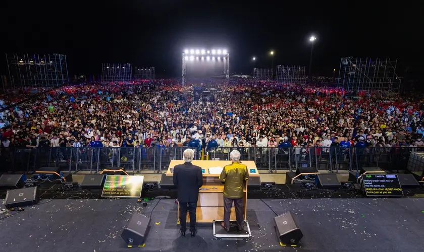 Evangelismo em Camboja leva mais de 2.000 pessoas a Jesus: ''Você pode convidar Jesus Cristo para preencher esse vazio''. Foto: Associação Evangelística Billy Graham