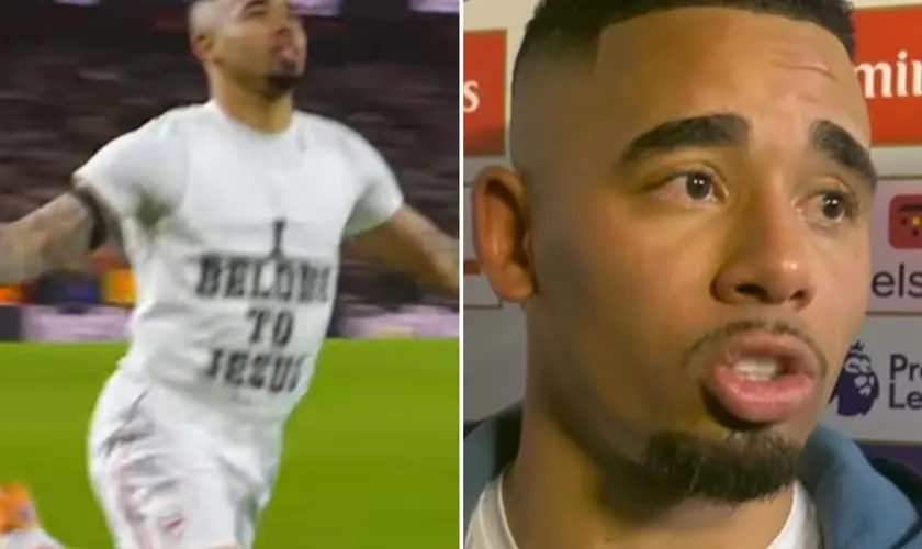 Gabriel Jesus demonstra fé com camisa após marcar em vitória que garante liderança do Arsenal na Premier League. Foto: Reprodução: Instagram/Arsenal/Ballers In God