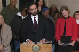 O Ministério das Relações Exteriores de Israel emitiu uma crítica severa contra as primeiras ações de Zohran Mamdani, o novo prefeito de NY. Foto: captura de tela/X/@jacobkornbluh