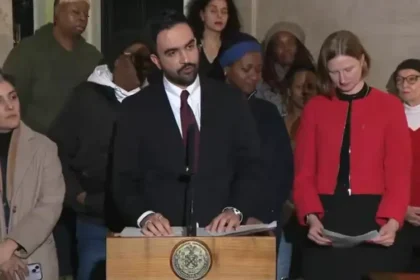 O Ministério das Relações Exteriores de Israel emitiu uma crítica severa contra as primeiras ações de Zohran Mamdani, o novo prefeito de NY. Foto: captura de tela/X/@jacobkornbluh