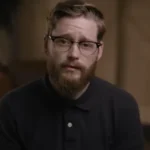 Após aceitar Jesus, Michael Ray Lewis, ex-ateu que fazia filmes de terror, apresenta "Universe Designed", um documentário cristão. Foto: Captura de tela/universedesigned