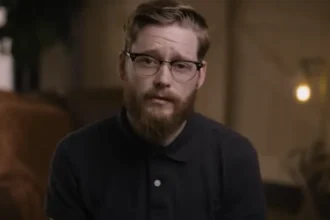 Após aceitar Jesus, Michael Ray Lewis, ex-ateu que fazia filmes de terror, apresenta "Universe Designed", um documentário cristão. Foto: Captura de tela/universedesigned