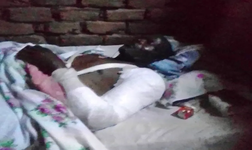 Pastor é agredido por extremistas em Uganda durante preparativos de vigília; polícia busca suspeitos de perseguição religiosa na região. Foto: Reprodução/Morning Star News