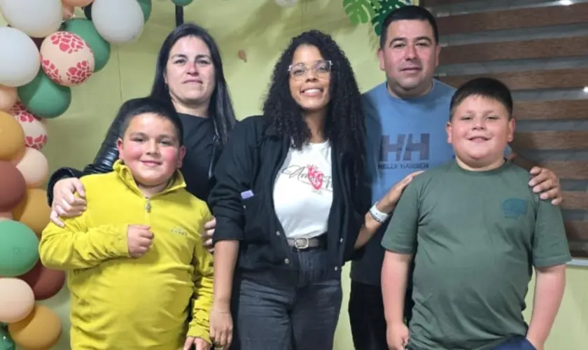 Mãe entrega sua vida a Cristo no Chile ao compreender, pelos filhos de 8 anos, o real sentido do sacrifício de Jesus. Foto: Reprodução/Junta de Missões Mundiais