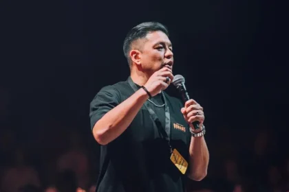 Teo Hayashi convoca a geração The Send 2026 ao arrependimento e às missões: ''Precisamos pedir que Deus nos alinhe antes de nos enviar''. Foto: Reprodução/Facebook/Teo Hayashi