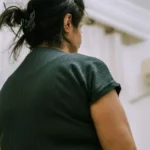 Ex-muçulmana arrisca a vida para se batizar após ter um sonho com Jesus no Oriente Médio: ''O batismo foi uma alegria''. Foto: Reprodução/Global Christian Relief