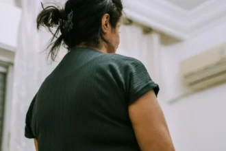 Ex-muçulmana arrisca a vida para se batizar após ter um sonho com Jesus no Oriente Médio: ''O batismo foi uma alegria''. Foto: Reprodução/Global Christian Relief