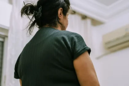 Ex-muçulmana arrisca a vida para se batizar após ter um sonho com Jesus no Oriente Médio: ''O batismo foi uma alegria''. Foto: Reprodução/Global Christian Relief