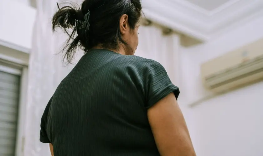 Ex-muçulmana arrisca a vida para se batizar após ter um sonho com Jesus no Oriente Médio: ''O batismo foi uma alegria''. Foto: Reprodução/Global Christian Relief