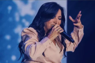 A cantora Eyshila celebra 30 anos de carreira com o lançamento do EP "É Assim Que Eu Quero Te Adorar", pela MK Music. Foto: Divulgação.