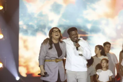 Midian Lima lançou a releitura ao vivo do sucesso “Jó”, contando com a participação especial do compositor da obra, Delino Marçal. Foto: Divulgação.