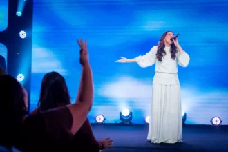 Dando continuidade ao sucesso do projeto A Voz, a cantora Jozyanne lançou sua nova música de trabalho: “Princípio e Fim”. Foto: Divulgação.