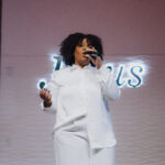 Prima do cantor Xande de Pilares, Kezia Roberta desponta no cenário musical com o EP “Vaso Imperfeito”, projeto ao vivo com seis faixas. Foto: Divulgação.