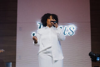 Prima do cantor Xande de Pilares, Kezia Roberta desponta no cenário musical com o EP “Vaso Imperfeito”, projeto ao vivo com seis faixas. Foto: Divulgação.