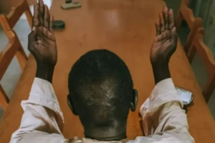 O ex-muçulmano, Ibrahim Hassan, aceita Jesus após estudar bíblia, desafios do ministério cristão sob perseguição no Irã. Foto: Reprodução/Global Christian Relief