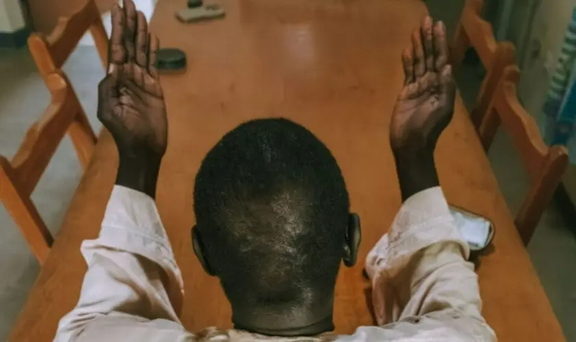 O ex-muçulmano, Ibrahim Hassan, aceita Jesus após estudar bíblia, desafios do ministério cristão sob perseguição no Irã. Foto: Reprodução/Global Christian Relief