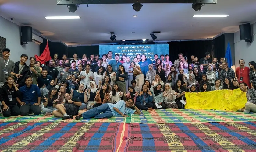 Ministério faz evangelismo com aulas de inglês para universitários na Indonésia: ''A colheita está pronta, mas os trabalhadores são poucos''. Foto: Reprodução/AG News