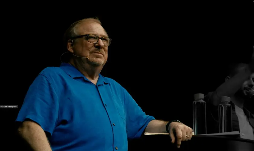 O pastor Rick Warren trouxe uma mensagem impactante aos milhares de jovens reunidos no evento The Send 2026. Foto: Reprodução/YouTube/Dunamis Movement