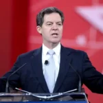 China exporta tecnologia para regimes autoritários vigiarem grupos religiosos, denuncia ex-embaixador dos EUA. Foto: Reprodução/Wikimedia Commons/Gage Skidmore