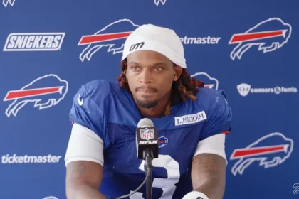 Três anos após parada cardíaca, jogador da NFL é batizado em Buffalo: ''Sinto que Deus me escolheu e disse: 'Vou te usar para isso'''. Foto: Reprodução/Buffalo Bills