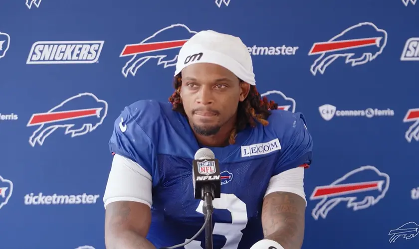 Três anos após parada cardíaca, jogador da NFL é batizado em Buffalo: ''Sinto que Deus me escolheu e disse: 'Vou te usar para isso'''. Foto: Reprodução/Buffalo Bills