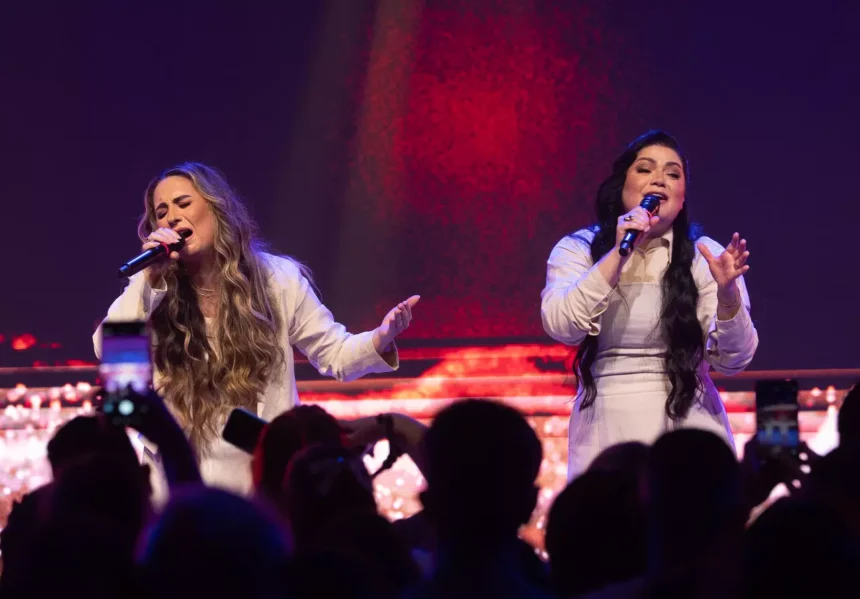 A dupla capixaba Gislaine & Mylena acaba de lançar “O Noivo Vem”, a quarta faixa do seu aguardado projeto gravado ao vivo. Foto: Divulgação.