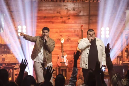 O cantor Paulo Neto lançou a canção “O Céu Te Vê” com Clayton Queiroz, encerrando seu mais recente projeto musical. Foto: Divulgação.