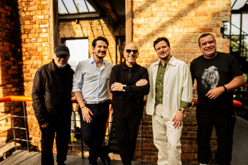 A banda Novo Som se une com a dupla André e Felipe para o lançamento de "Em Silêncio", pelo selo Labidad Gospel. Foto: Divulgação.