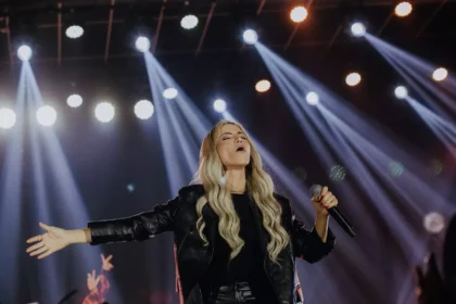 A cantora Marine Friesen lançou recentemente o single “Fogo de Deus”, dando continuidade à divulgação do seu novo EP, intitulado JEOVÁ. Foto: Divulgação.