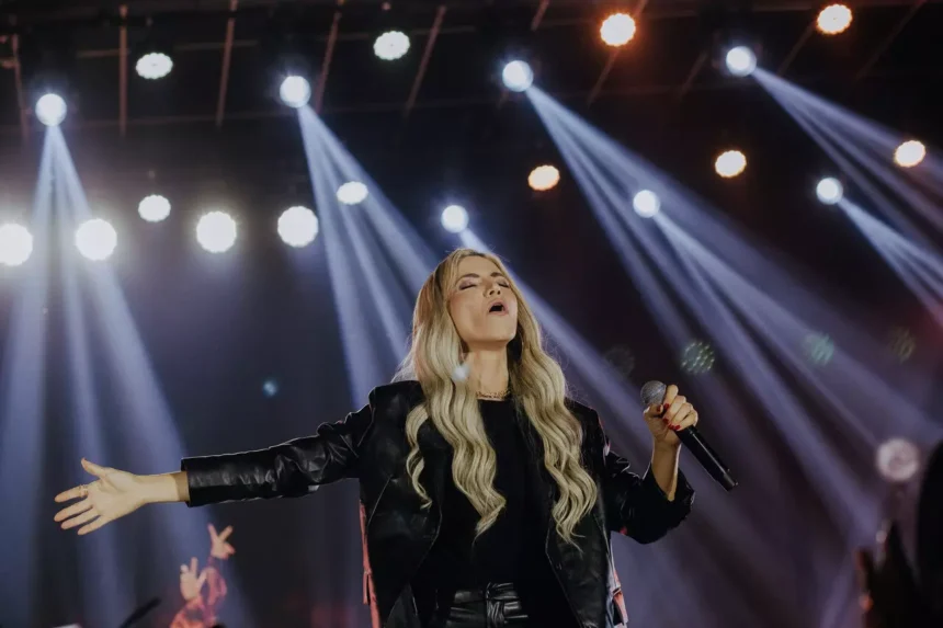 A cantora Marine Friesen lançou recentemente o single “Fogo de Deus”, dando continuidade à divulgação do seu novo EP, intitulado JEOVÁ. Foto: Divulgação.