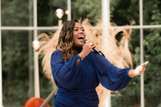 Uma das grandes vozes da nova geração de artistas pentecostais, a cantora Nathália Braga estreia na Onimusic com o single “Quem Tu És?”. Foto: Divulgação.